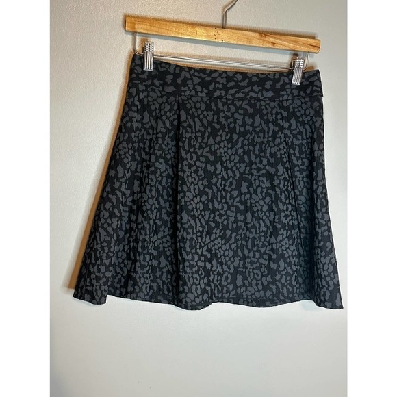 BANANA Republic Black Animal Print Skirt Pleated Denim Mini with Zipper - size 2 - Picture 1 of 6